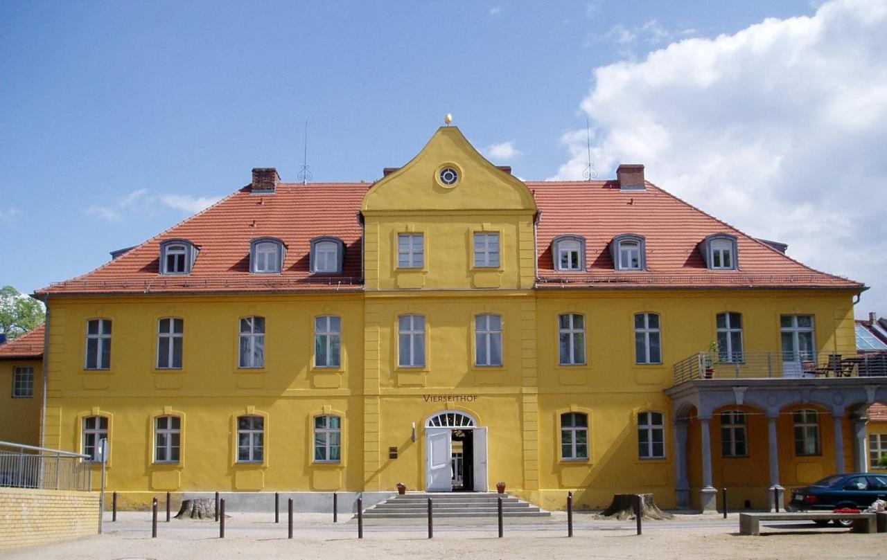 Hotel Vierseithof Лукенвалде Екстериор снимка