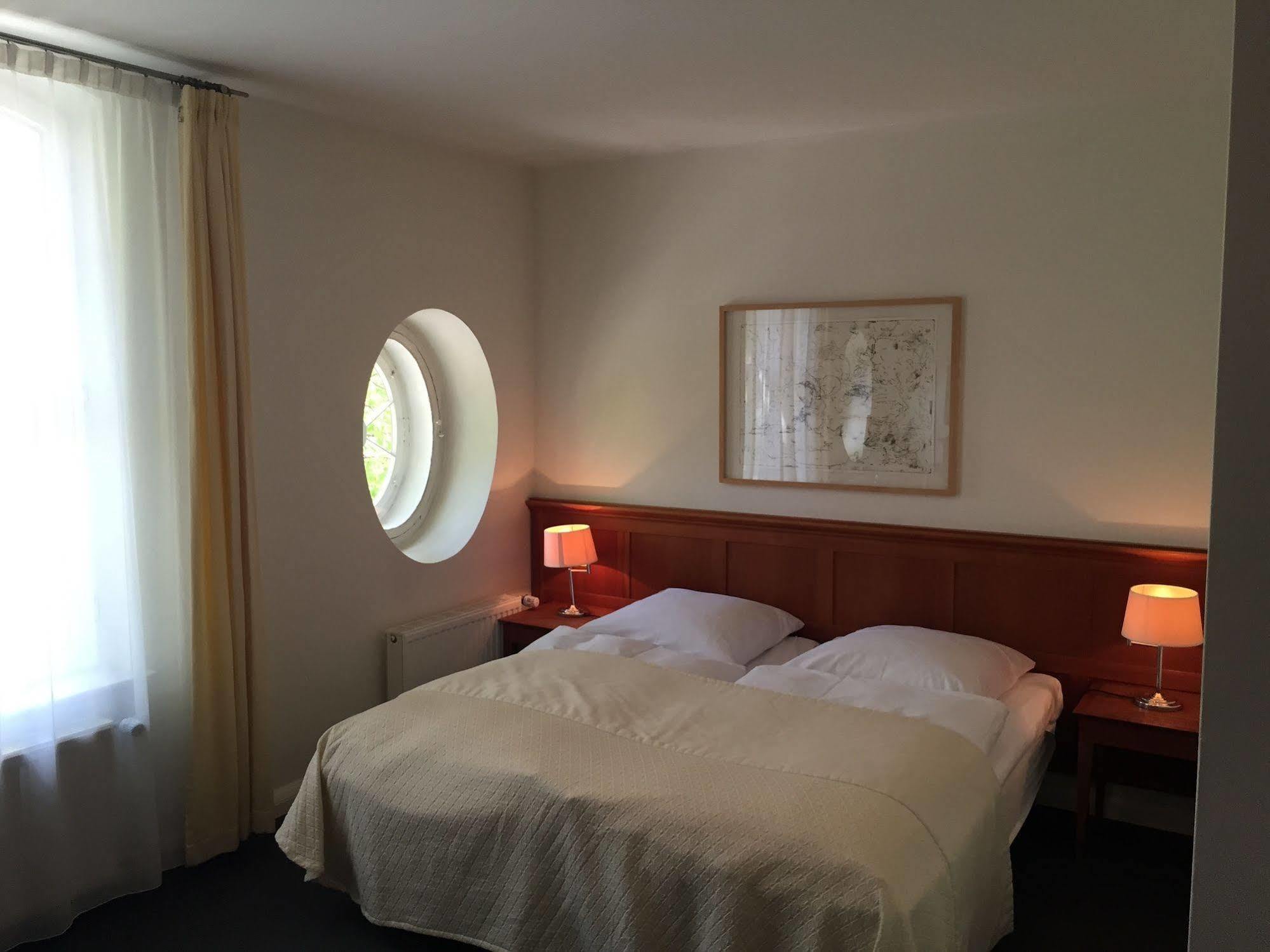 Hotel Vierseithof Лукенвалде Екстериор снимка