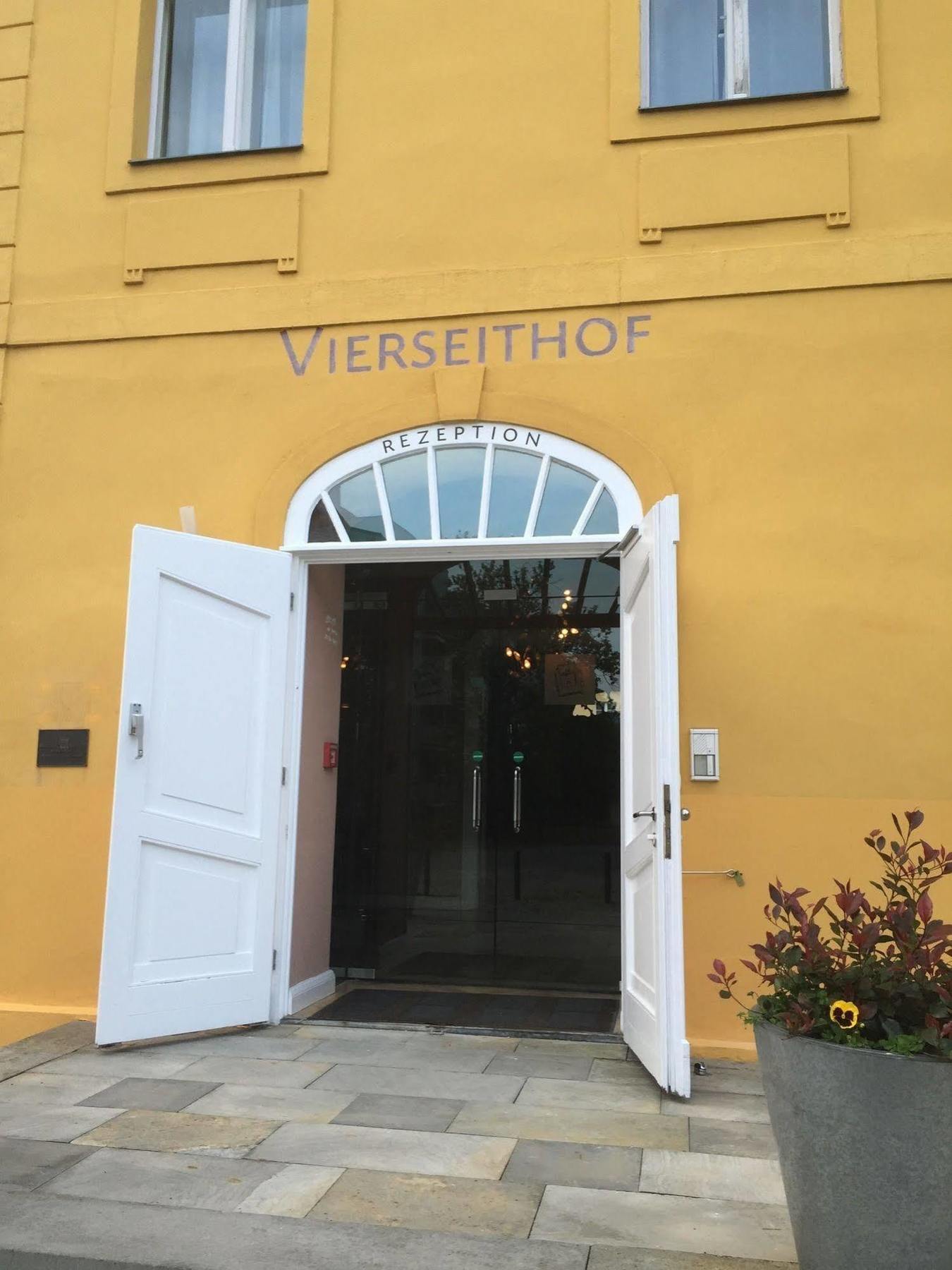 Hotel Vierseithof Лукенвалде Екстериор снимка